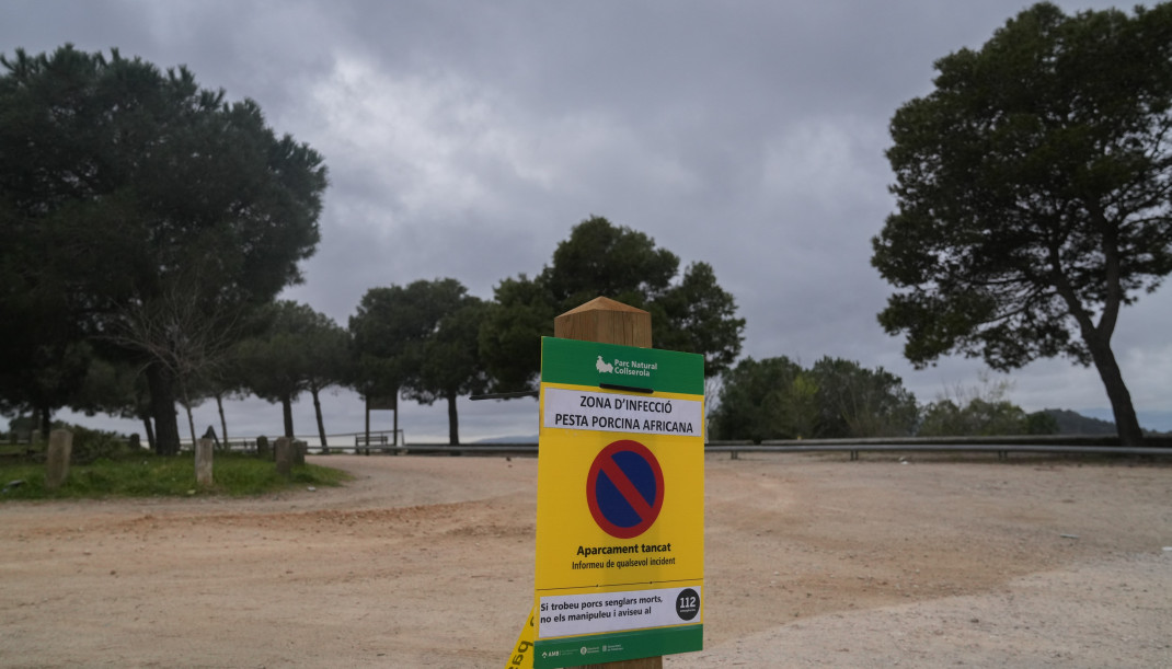 Una valla indica la prohibición del acceso al Parque Natural de Collserola