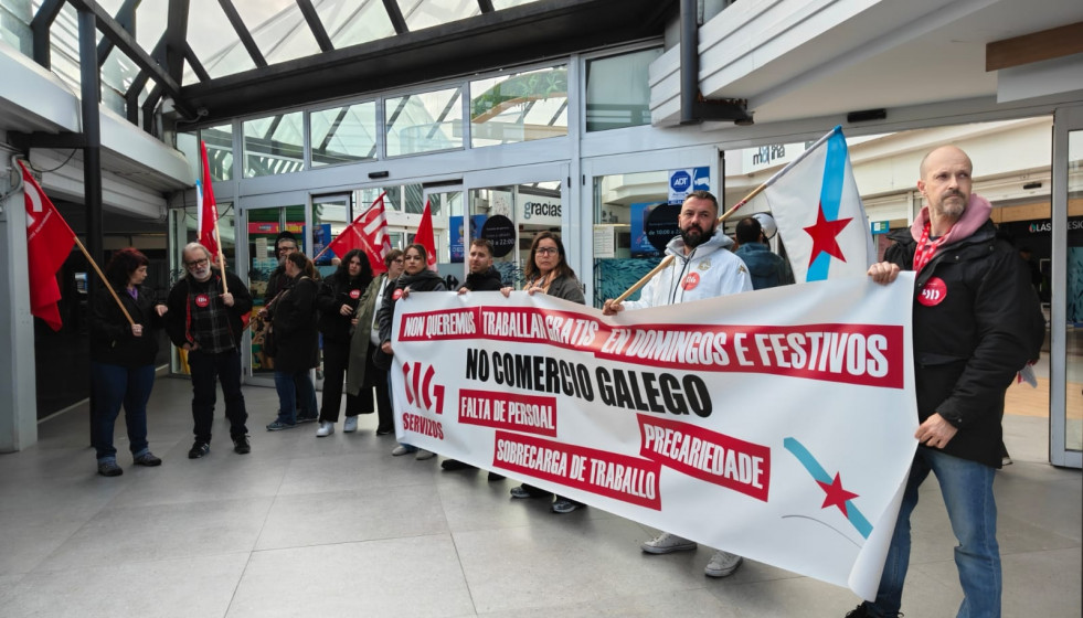 Trabajadores de grandes almacenes protestan en A Coruña por la 