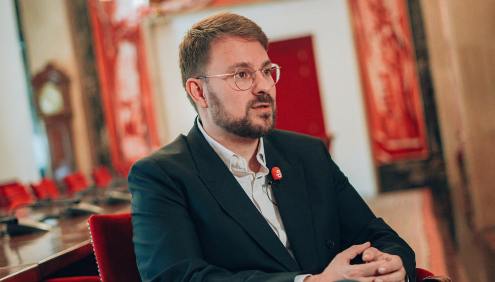 El diputado de Compromís y portavoz adjunto de Sumar en el Congreso, Alberto Ibáñez, interviene en una entrevista con Europa Press.