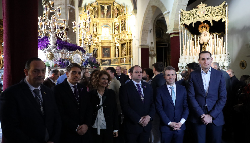 La secretaria general del PSOE-A y su candidata a la Junta, María Jesús Montero, este jueves en su visita a la Semana Santa de Jaén.