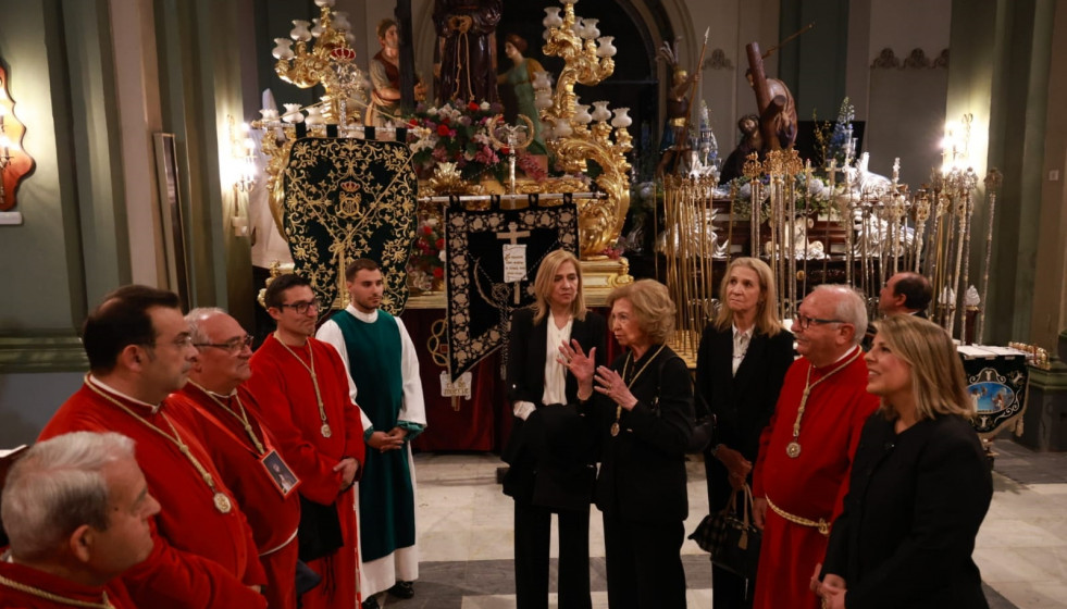 La reina Sofía y las infantas Elena y Cristina en la sede de la Cofradía California para visitar los tronos antes de la procesión del la Procesión Solemne del Silencio y del Santísimo Cristo de l