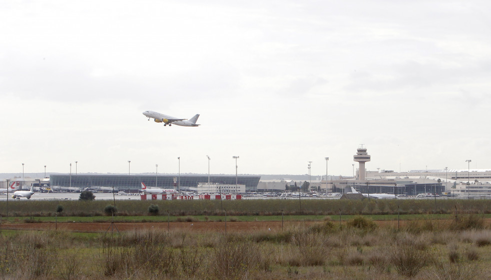 Archivo - Un avión despega en el aeropuerto de Palma, a 8 de noviembre de 2021, en Palma de Mallorca, Mallorca, Islas Baleares (España).