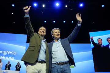Archivo - El presidente del PP, Albero Nuñez Feijoo, junto a el presidente de la Junta de Andalucía, Juanma Moreno, durante el congreso del PP-A. A 9 de noviembre de 2025.