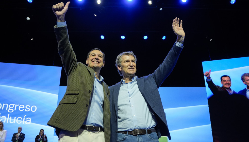 Archivo - El presidente del PP, Albero Nuñez Feijoo, junto a el presidente de la Junta de Andalucía, Juanma Moreno, durante el congreso del PP-A. A 9 de noviembre de 2025.
