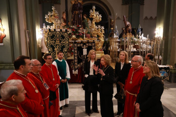 La reina Sofía y las infantas Elena y Cristina en la sede de la Cofradía California para visitar los tronos antes de la procesión del la Procesión Solemne del Silencio y del Santísimo Cristo de l