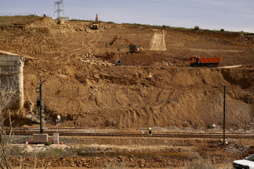 Imagen de las obras de emergencias sobre el talud que se vio gravemente afectado por el pasado temporal a su paso por Álora (Málaga) y que mantiene sin servicio directo la conexión del AVE Madrid-M