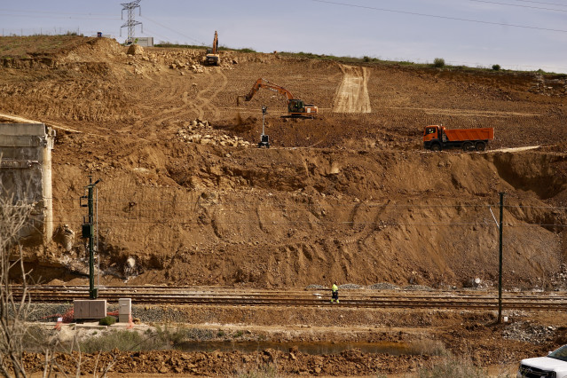 Imagen de las obras de emergencias sobre el talud que se vio gravemente afectado por el pasado temporal a su paso por Álora (Málaga) y que mantiene sin servicio directo la conexión del AVE Madrid-Málaga. En imagen de archivo.