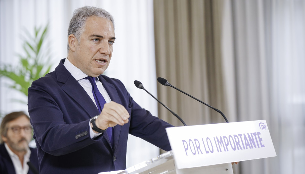 El vicesecretario de coordinación autonómica y local y análisis electoral del Partido Popular, Elías Bendodo, durante un encuentro del Partido Popular, en el Hotel Ciudad de Vitoria, a 10 de marzo