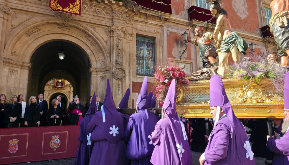 La reina Sofía y las infantas Elena y Cristina observan el paso de 'Los Azotes' de Francisco Salzillo durante la procesión de Viernes Santo