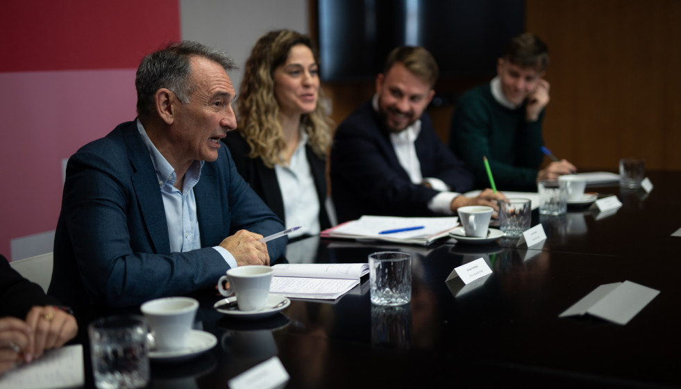 Archivo - (I-D) El portavoz parlamentario de IU y diputado de Sumar, Enrique Santiago, la secretaria de Organización de Sumar, Lara Hernández, el diputado de Compromís-Sumar en el Congreso, Alberto