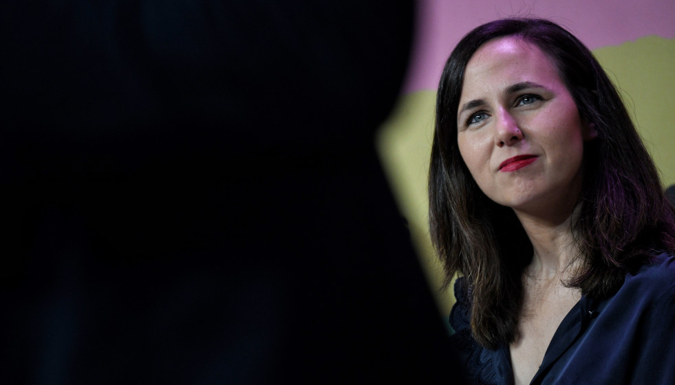 Archivo - La secretaria general de Podemos y ministra de Derechos Sociales y Agenda 2030, Ione Belarra, interviene durante el acto de su partido ‘Vivir no sobrevivir. La vivienda es un derecho’, e