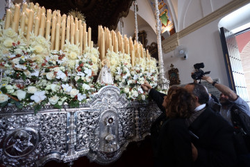 La secretaria general del PSOE-A y candidata a la Presidencia de la Junta de Andalucía, María Jesús Montero, realizando la primera levantá del paso de la Virgen del Valle.