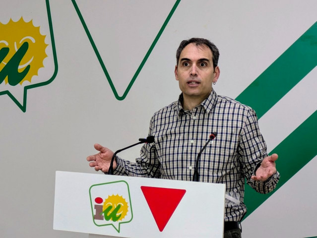 Archivo - El coordinador regional de IU en Andalucía, Toni Valero, en rueda de prensa. (Foto de archivo).