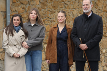 Archivo - Los Reyes, la princesa Leonor y la Infanta Sofía durante el acto de entrega del premio al ‘Pueblo Ejemplar de Asturias 2025, a 25 de octubre de 2025, en Valdesoto, Sieto, Asturias (Españ