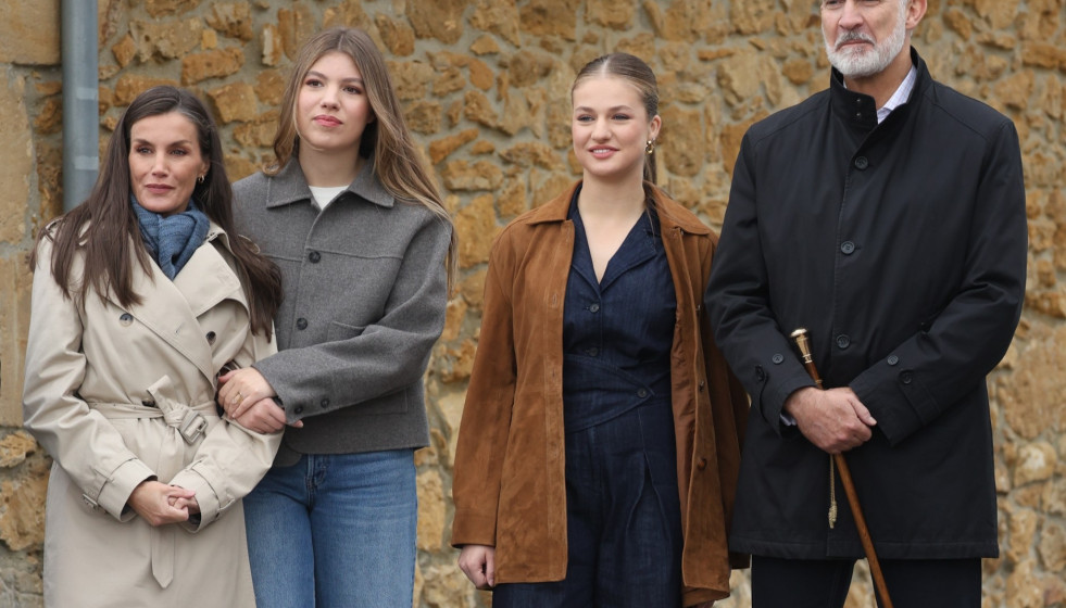 Archivo - Los Reyes, la princesa Leonor y la Infanta Sofía durante el acto de entrega del premio al ‘Pueblo Ejemplar de Asturias 2025, a 25 de octubre de 2025, en Valdesoto, Sieto, Asturias (Españ
