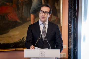 El vicepresidente primero y ministro de Economía, Comercio y Empresa, Carlos Cuerpo, durante el acto de traspaso de cartera, a 27 de marzo de 2026, en Madrid (España). El presidente Pedro Sánchez a