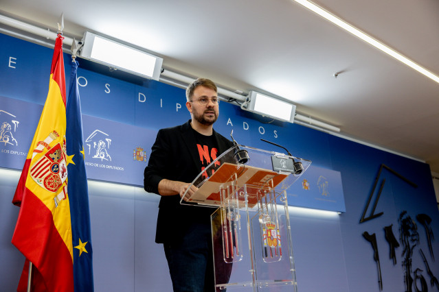 El diputado de Compromís, Alberto Ibáñez Mezquita, durante una rueda de prensa, en el Congreso de los Diputados, a 10 de marzo de 2026, en Madrid (España).
