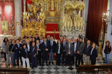 La secretaria general del PSOE-A y candidata a la Presidencia de la Junta de Andalucía, María Jesús Montero, visita a las cofradías que procesionan en Granada en este Sábado Santo.