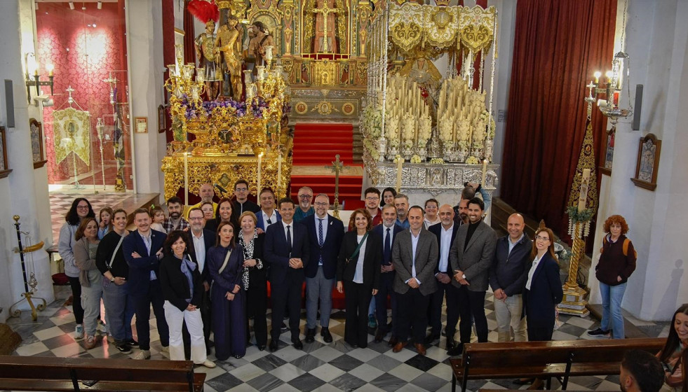 La secretaria general del PSOE-A y candidata a la Presidencia de la Junta de Andalucía, María Jesús Montero, visita a las cofradías que procesionan en Granada en este Sábado Santo.