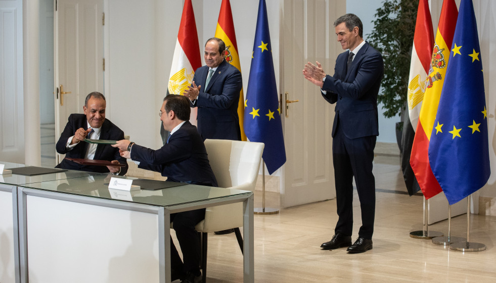 Archivo - El ministro de Relaciones Exteriores de Egipto, Badr Abdelatty (i), y el ministro de Exteriores, Unión Europea y Cooperación, José Manuel Albares (d), firman un acuerdo en el Palacio de l