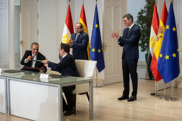 Archivo - El ministro de Relaciones Exteriores de Egipto, Badr Abdelatty (i), y el ministro de Exteriores, Unión Europea y Cooperación, José Manuel Albares (d), firman un acuerdo en el Palacio de la Moncloa, a 19 de febrero de 2025, en Madrid (España)
