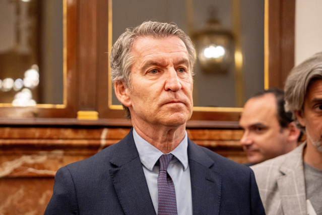 El presidente del Partido Popular, Alberto Núñez Feijóo, a su salida de una sesión plenaria, en el Congreso de los Diputados, a 26 de marzo de 2026, en Madrid (España). El Congreso celebra hoy un pleno extra para acoger el debate de convalidación del decr