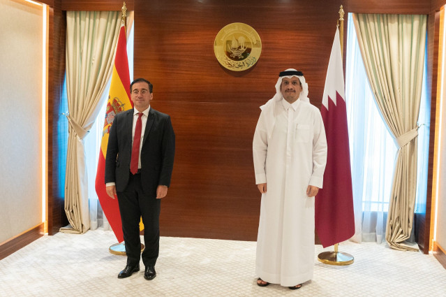 Archivo - El ministro de Asuntos Exteriores, José Manuel Albares, con su homólogo de Qatar, Mohamed bin Abdulraham al Thani, durante una visita a Doha (archivo)