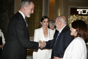 Archivo - (I-D) El Rey Felipe, la Reina Letizia, el periodista Diego Carcedo y la periodista Cristina García Ramos en una foto de archivo.