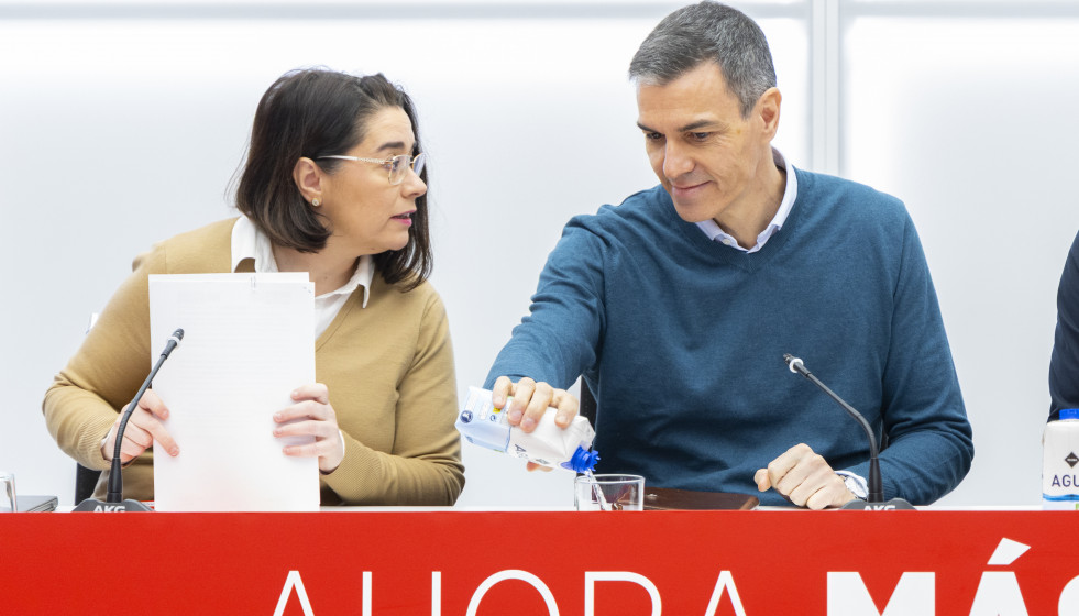 Pedro Sánchez junto con la dirigente socialista Elisa Garrido en una reunión de la Ejecuytiva del PSOE