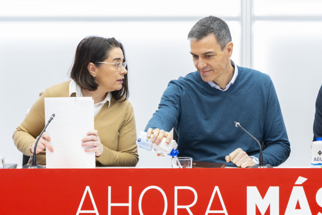 Pedro Sánchez junto con la dirigente socialista Elisa Garrido en una reunión de la Ejecuytiva del PSOE