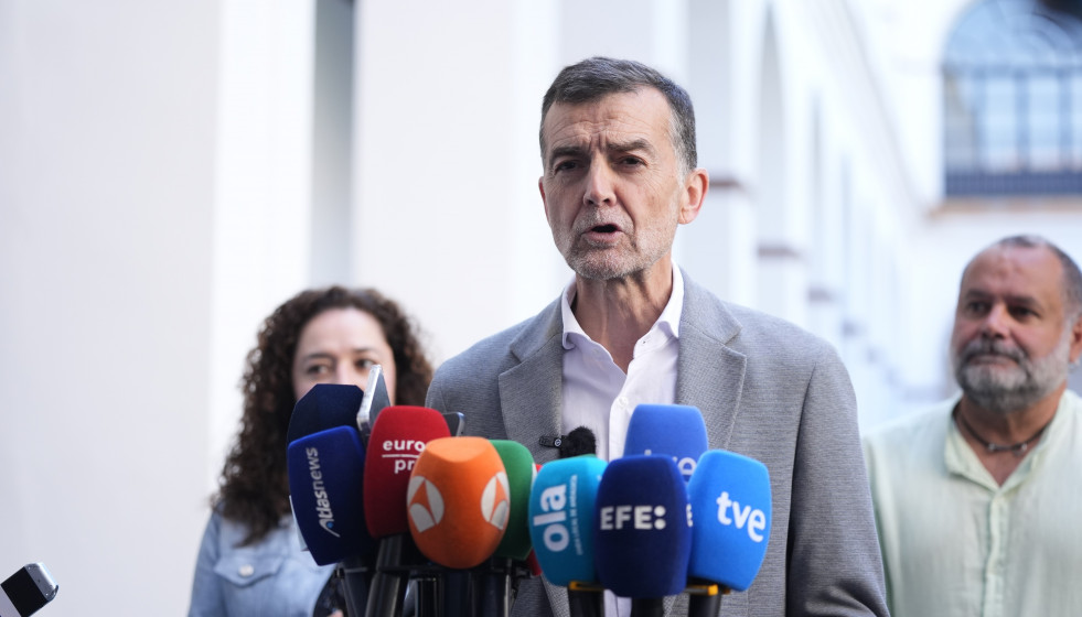 El candidato del partido de coalición Por Andalucia, Antonio Maillo, durante la ruedas de prensa en el Parlamento de Andalucía, a 24 de marzo de 2026 en Sevilla (Andalucía, España). Rueda de prens