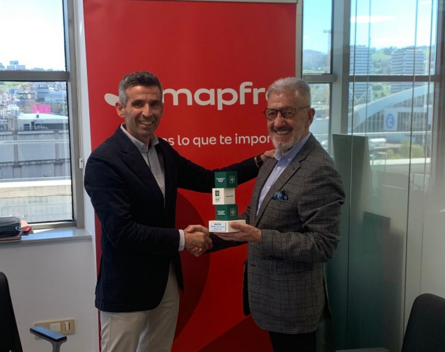 Francisco Cenador Carrasco (i), director regional Galicia de Mapfre, y José Ramón Santamaría Barreiro (d), presidente de Fundación Inade, en la firma del acuerdo.