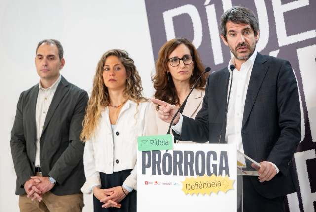 El ministro de Cultura, Ernest Urtasun, interviene durante una rueda de prensa, en el Espacio Ecooo, a 6 de abril de 2026, en Madrid (España). Los representantes de Comuns, Más Madrid, Movimiento Sumar e IU han valorado la actualidad política y han presen