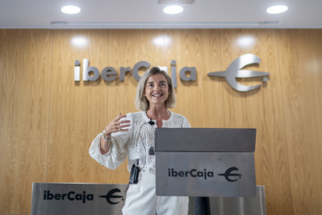 Archivo - La directora de inversiones de Ibercaja, Beatriz Catalán, interviene durante la presentación del balance de actividad del primer semestre y las perspectivas de los mercados bursátiles y d