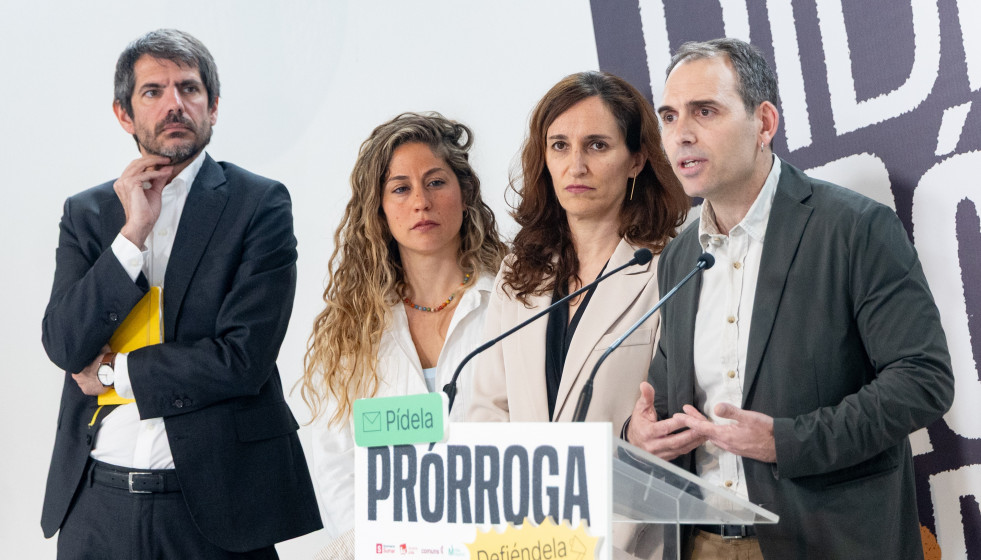 El coordinador general de IU Andalucía, Toni Valero, interviene durante una rueda de prensa, en el Espacio Ecooo, a 6 de abril de 2026, en Madrid (España). Los representantes de Comuns, Más Madrid,