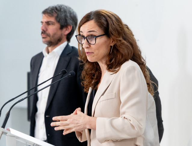 La ministra de Sanidad, Mónica García, interviene durante una rueda de prensa, en el Espacio Ecooo, a 6 de abril de 2026, en Madrid (España). Los representantes de Comuns, Más Madrid, Movimiento Sumar e IU han valorado la actualidad política y han present