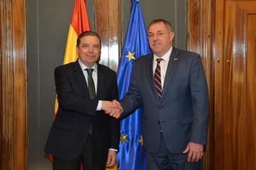 El ministro de Agricultura, Pesca y Alimentación, Luis Planas, y el embajador de Uruguay, Bernardo Greiver