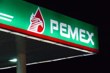 Archivo - Logo de Petróleos Mexicanos (Pemex) en una gasolinera.