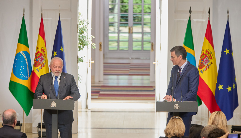 Archivo - El presidente del Gobierno, Pedro Sánchez, junto al presidente de la República Federativa de Brasil, Lula da Silva, en una rueda de prensa durante un viaje oficial a España, en el Palacio