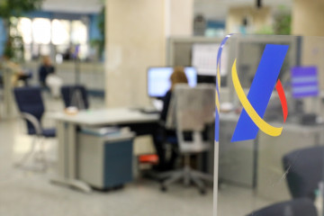 EuropaPress 7187369 foto archivofoto archivouna empleada trabaja oficina agencia