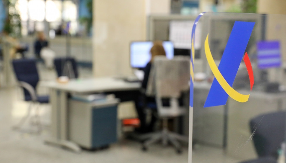 EuropaPress 7187369 foto archivofoto archivouna empleada trabaja oficina agencia