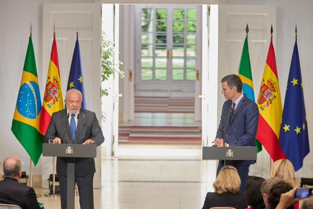 Archivo - El presidente del Gobierno, Pedro Sánchez, junto al presidente de la República Federativa de Brasil, Lula da Silva, en una rueda de prensa durante un viaje oficial a España, en el Palacio de La Moncloa, a 26 de abril de 2023