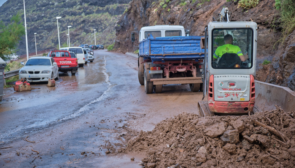 Tareas de limpieza en el barrio de El Pris, una de las zonas más afectadas por el paso de la borrasca Therese, a 25 de marzo de 2026, en Tacoronte, Tenerife, Canarias (España).