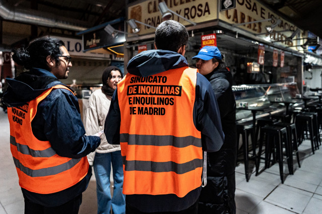 Archivo - Dos miembros del Sindicato de Inquilinas e Inquilinos de Madrid