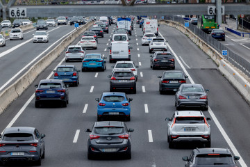 Archivo - Vehículos en la carretera A6.