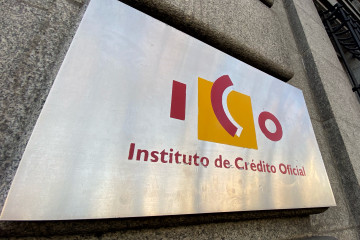 Archivo - Placa con el logo del ICO (Instituto del Crédito Oficial), en una de las puertas de acceso de la sede, en el Paseo del Prado de Madrid (España).