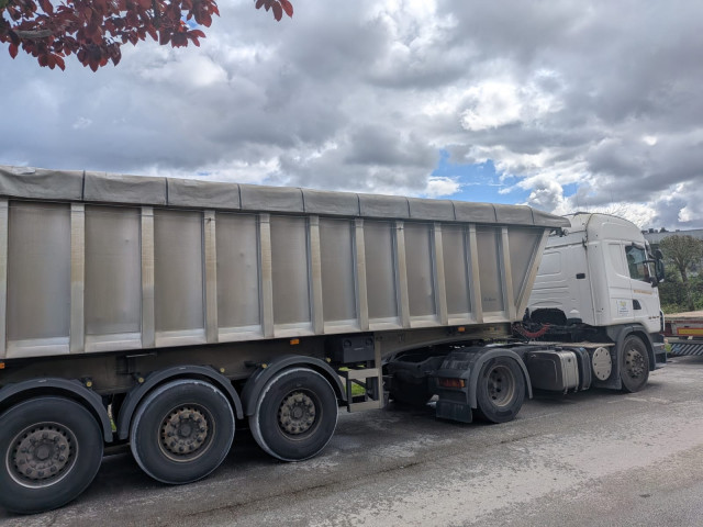 Camiones. Transporte por carretera. Trailer