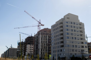 Archivo - Grúas en una zona de construcción de edificios, a 27 de octubre de 2021, en Madrid, (España). El sector de la vivienda se encuentra en el punto de mira por estar sufriendo en muy poco tie