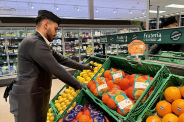 Archivo - Un trabajador en un supermercado de la cadena Masymas,