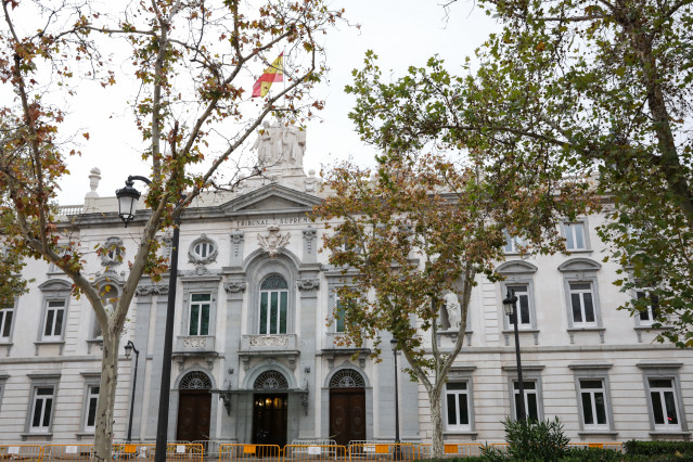 Archivo - Fachada del edificio del Tribunal Supremo con la bandera española en lo alto, en Madrid a 29 de noviembre de 2019.